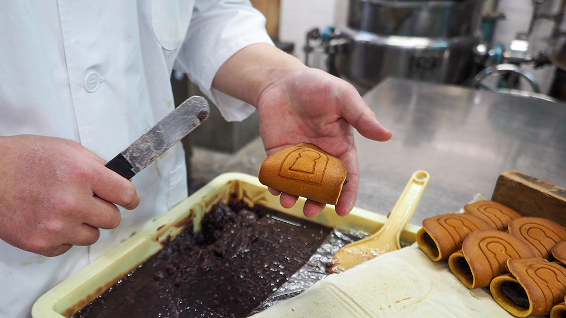 防腐剤をできるだけ使わない安心な和菓子づくりを心がけている。古墳焼には、抹茶味やチョコ味などの季節限定商品も。