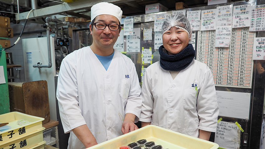 前田さん（左）と入社4年目になる宝泉では最年少の和菓子職人の女性（右）。