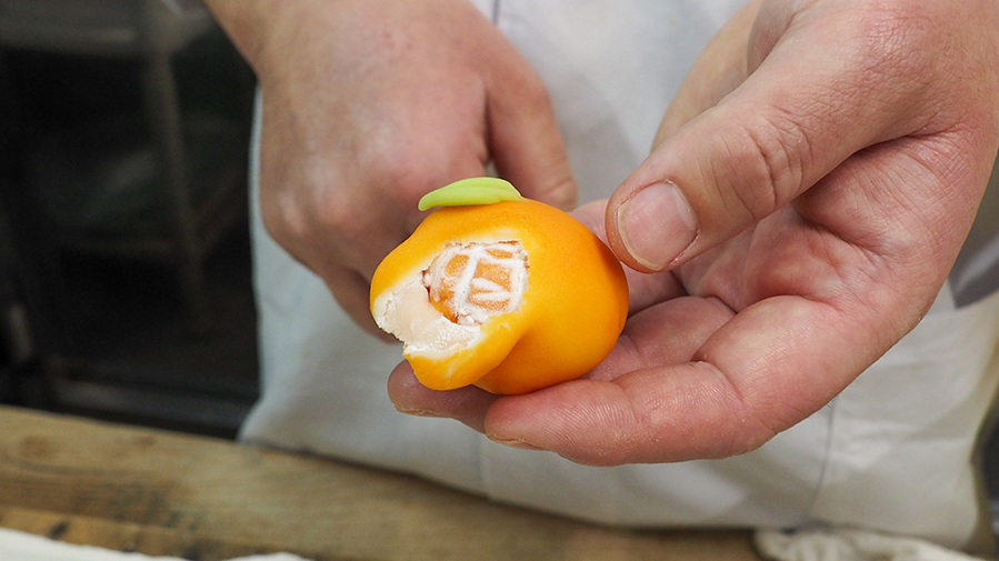 めくれるミカンの練切。「目の前の人が気づかないうちに完成させることが重要なんです」と前田さん。